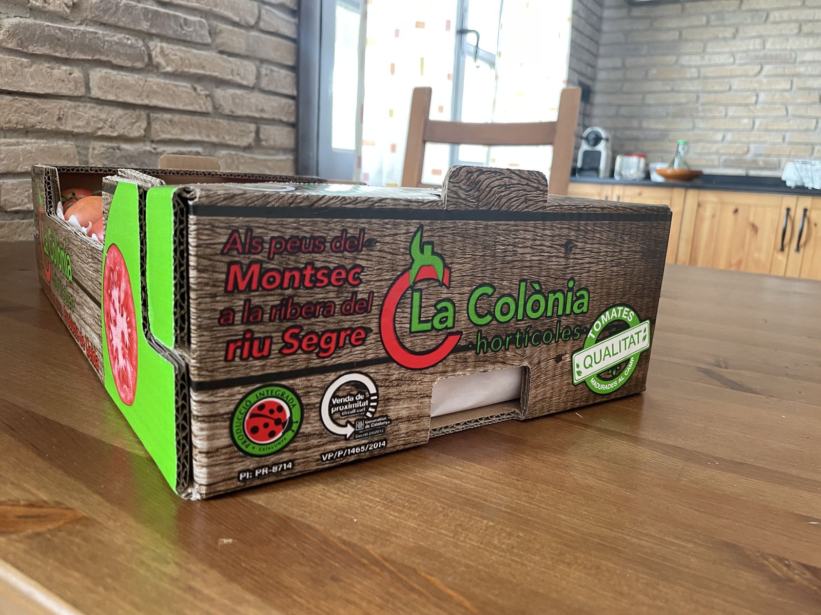 Caixa de La Colònia amb els segells de Producció Integrada (PI: PR-8714) i Venda de proximitat (VP/P/1465/2014)